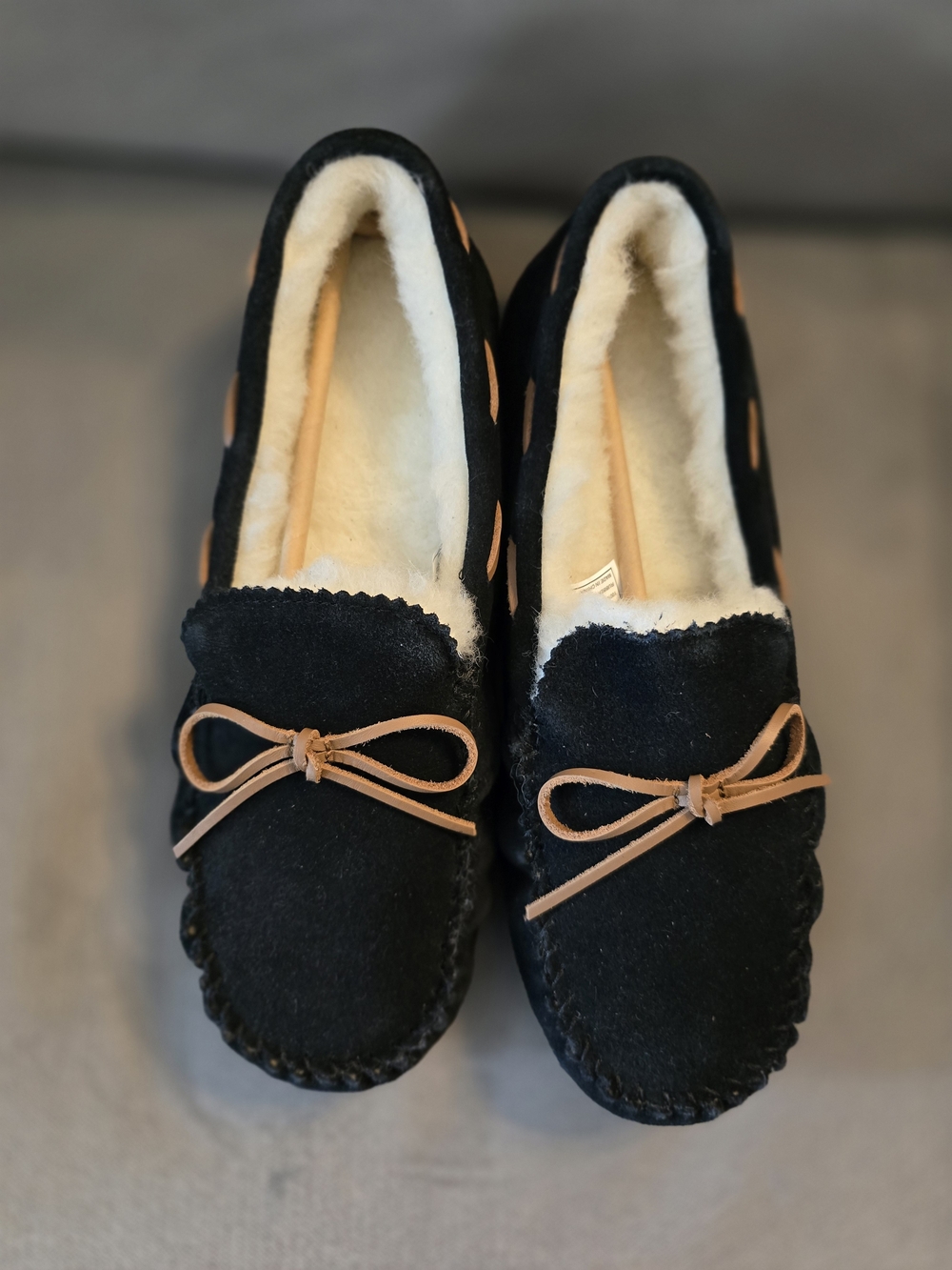 NWOB Abeo Black Shearling-Lined Moccasin Slippers with Tan Bow - 11